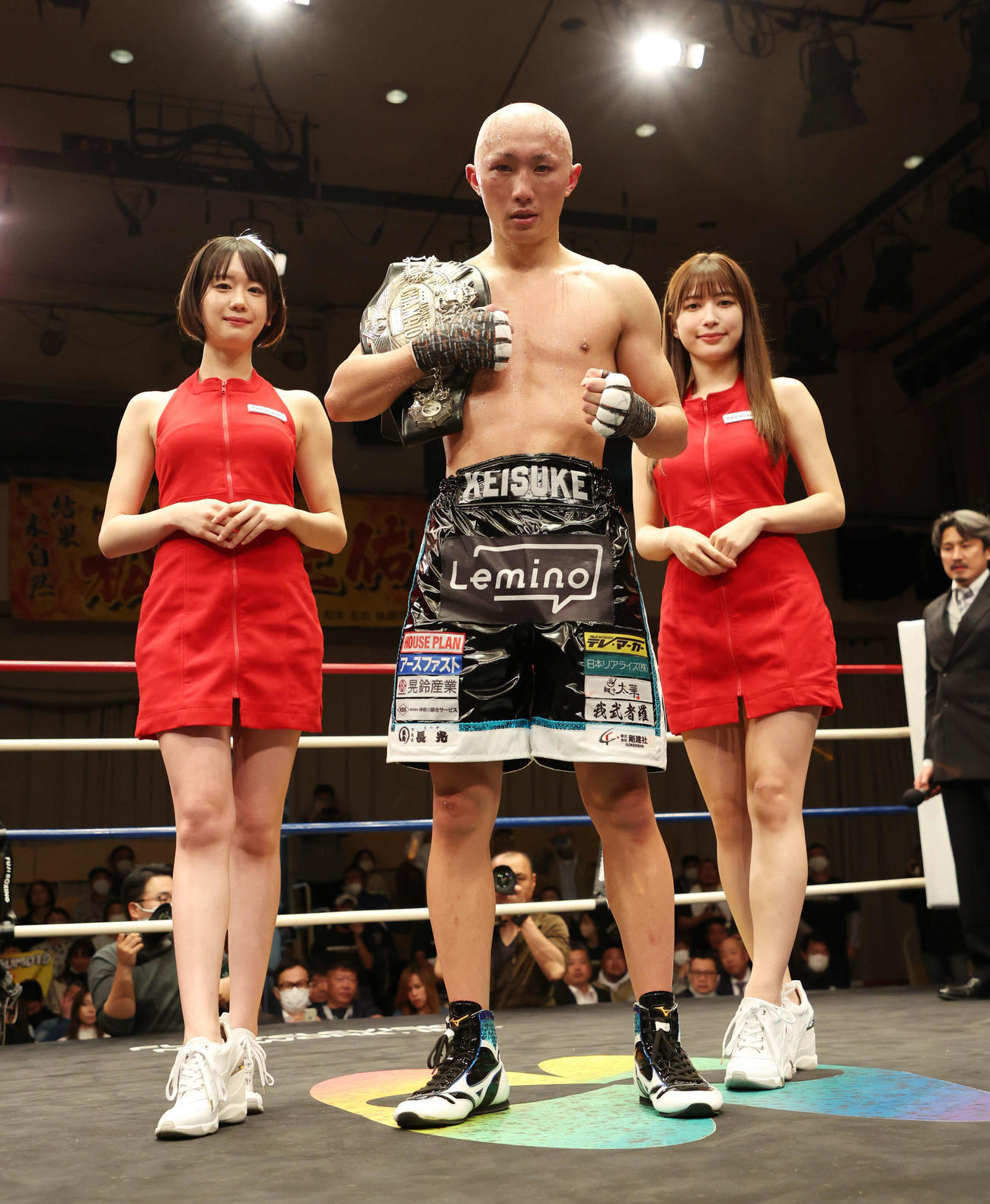 日本フェザー級王者となった松本。左は新唯、右は雪平莉左（23年4月18日撮影）