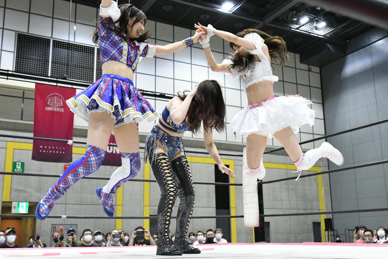 東京女子プロレス静岡大会　荒井優希（左）との連係技を決める瑞希。中央は上福ゆき（東京女子プロレス提供）