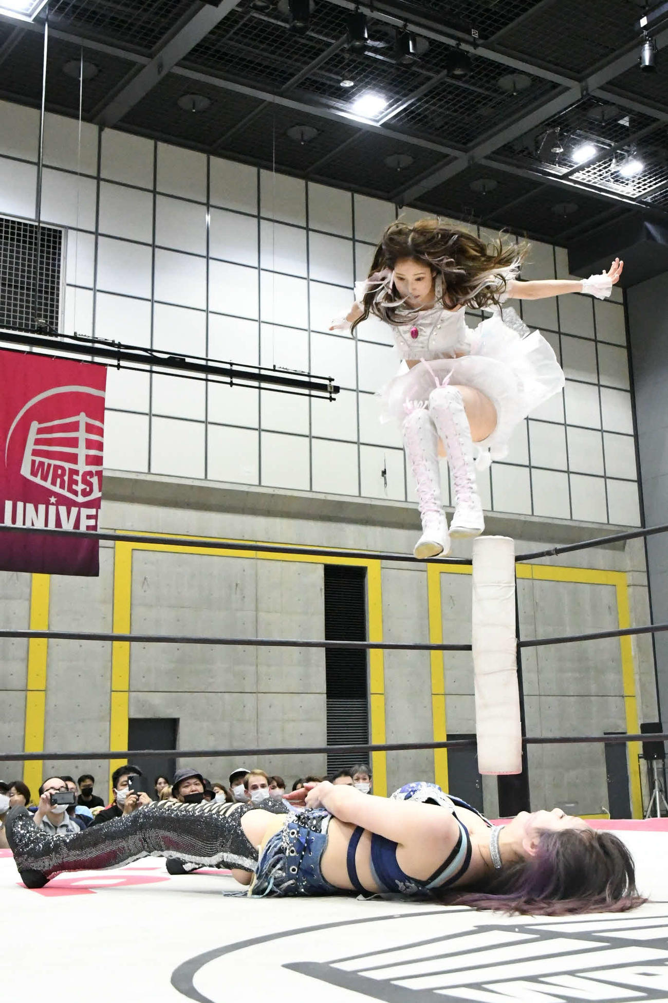 東京女子プロレス静岡大会　上福ゆきにダイビング・フットスタンプを決める瑞希（東京女子プロレス提供）