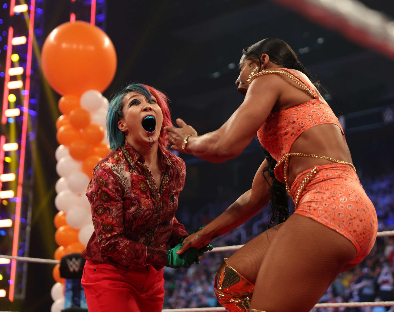 ロウ女子王者ビアンカ・ブレア（右）と握手した直後、毒霧噴射を狙うアスカ（C）2023 WWE, Inc. All Rights Reserved.
