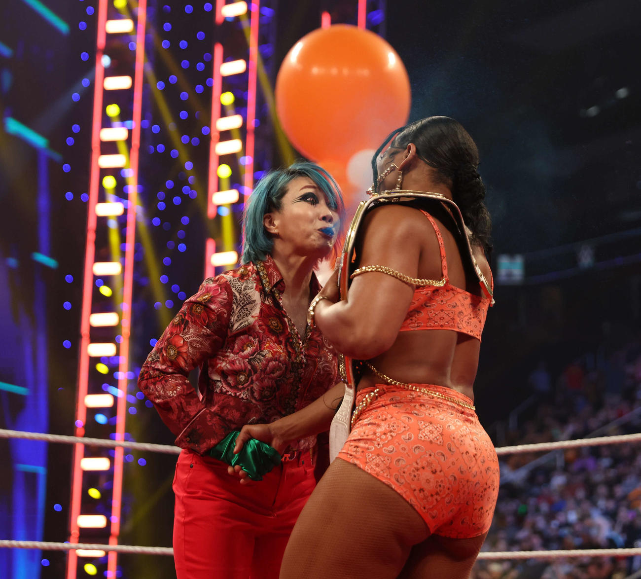 ロウ女子王者ビアンカ・ブレア（右）に毒霧を吐いたアスカ（C）2023 WWE, Inc. All Rights Reserved.