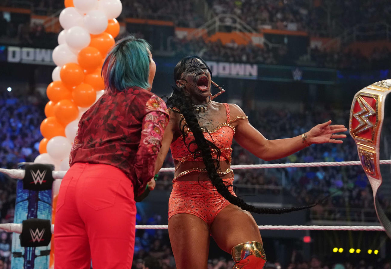 ロウ女子王者ビアンカ・ブレア（右）の顔を毒霧で緑色に染めあげたアスカ（C）2023 WWE, Inc. All Rights Reserved.