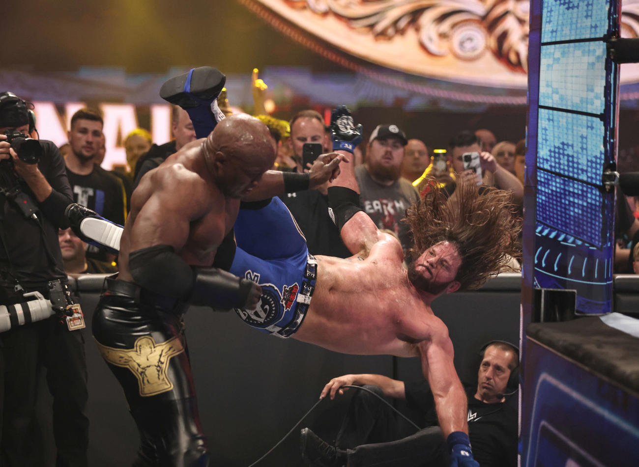 場外戦でボビー・ラシュリー（左）に延髄斬りで攻め込んだAJスタイルズ（C）2023 WWE, Inc. All Rights Reserved.