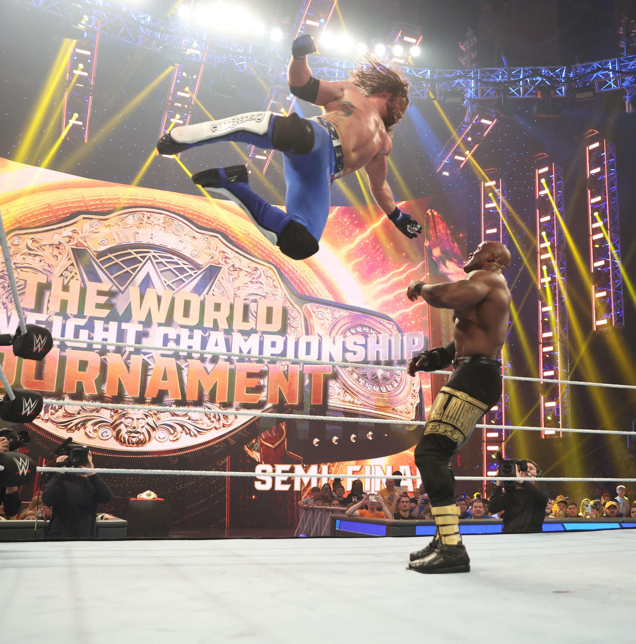 ボビー・ラシュリー（右）にフェノメナル・フォアアームを打ち込むAJスタイルズ（C）2023 WWE, Inc. All Rights Reserved.