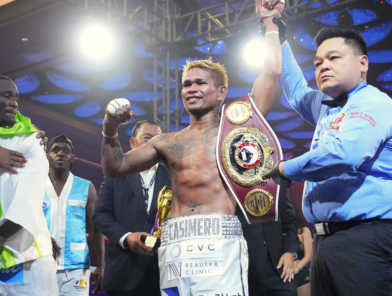 スーパーバンタム級12回戦で勝ち名乗りを受けるジョンリール・カシメロ（中央）（TBプロモーション提供）