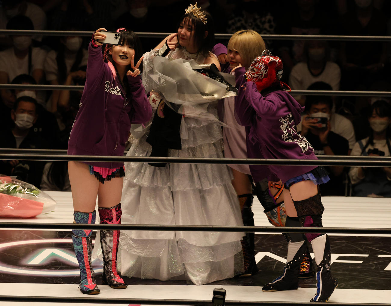 スターダム後楽園大会　ひめか（左から2人目）と自撮りで記念撮影する吏南、1人おいて琉悪夏、スターライト・キッド（撮影・渋谷征平）