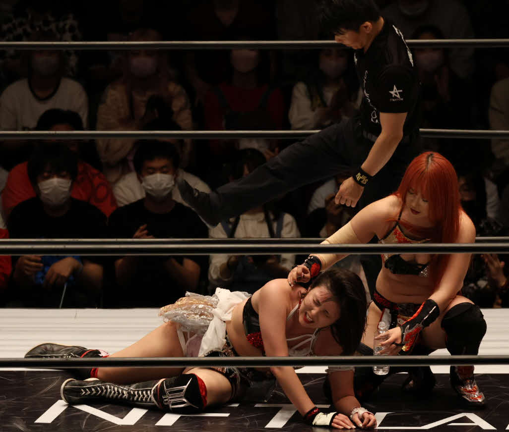 スターダム後楽園大会　30人対決を終え、舞華（右）に声をかけられるひめか（撮影・渋谷征平）