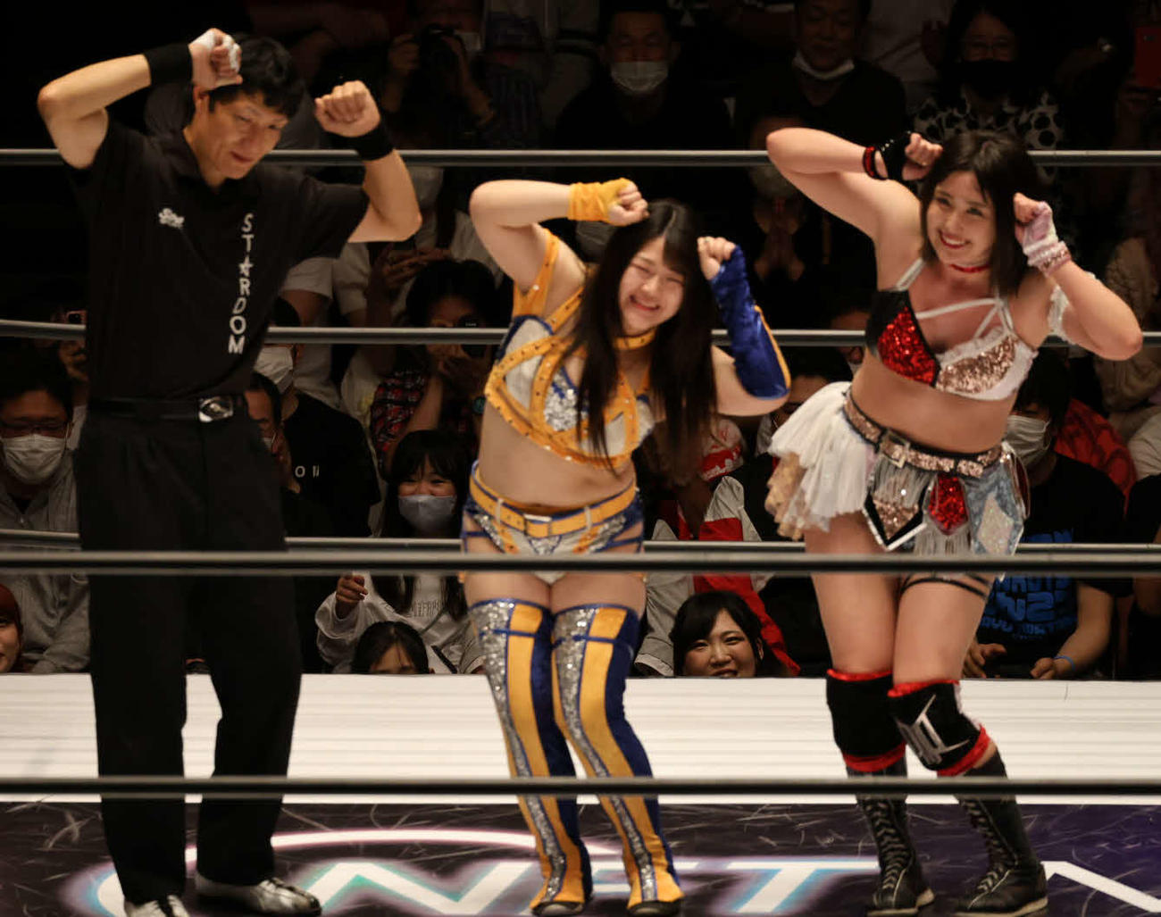 スターダム後楽園大会　デューク佐渡レフェリー（左）、コグマ（中央）とクマポーズを取るひめか（右）（撮影・渋谷征平）