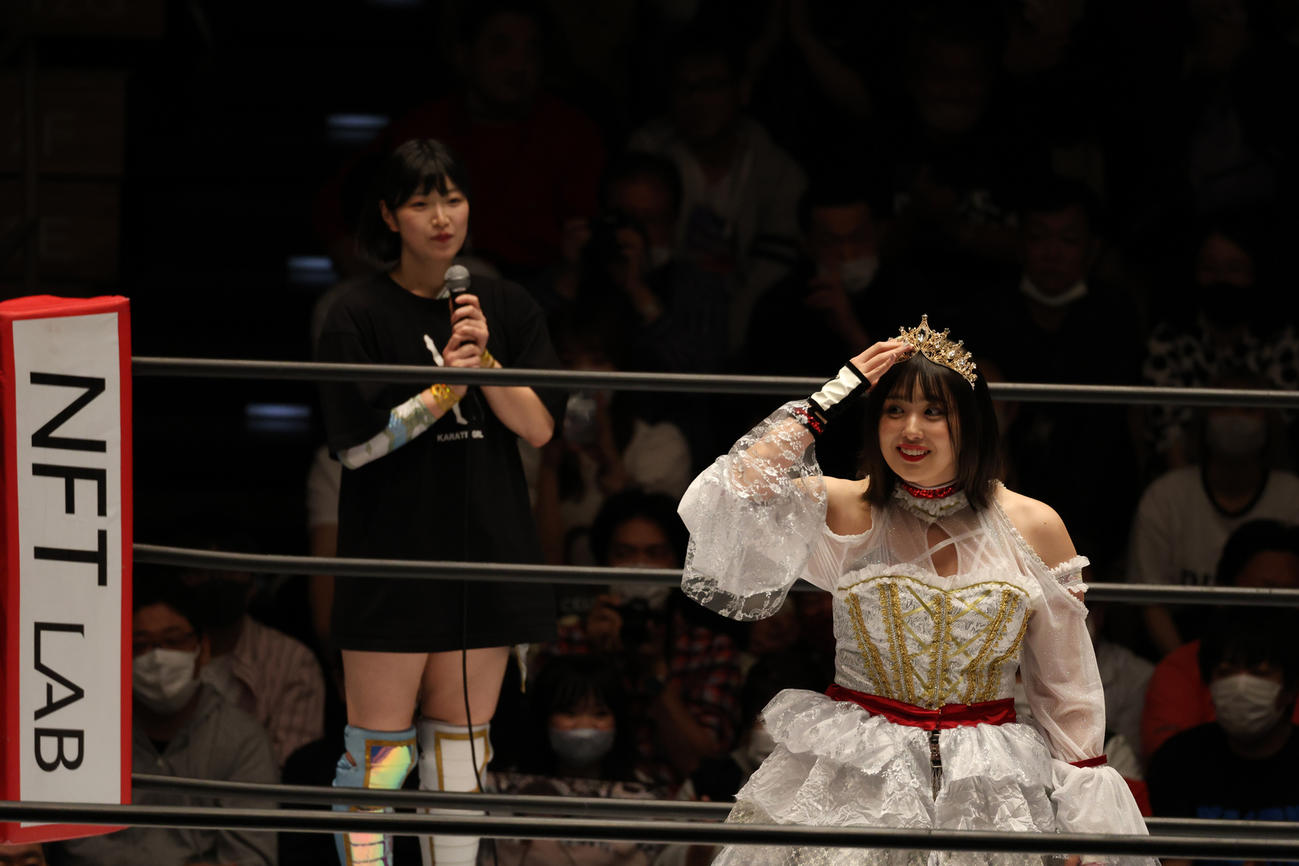 突然現れたさくらあや（左）から対戦要求され、苦笑いのひめか（撮影・渋谷征平）