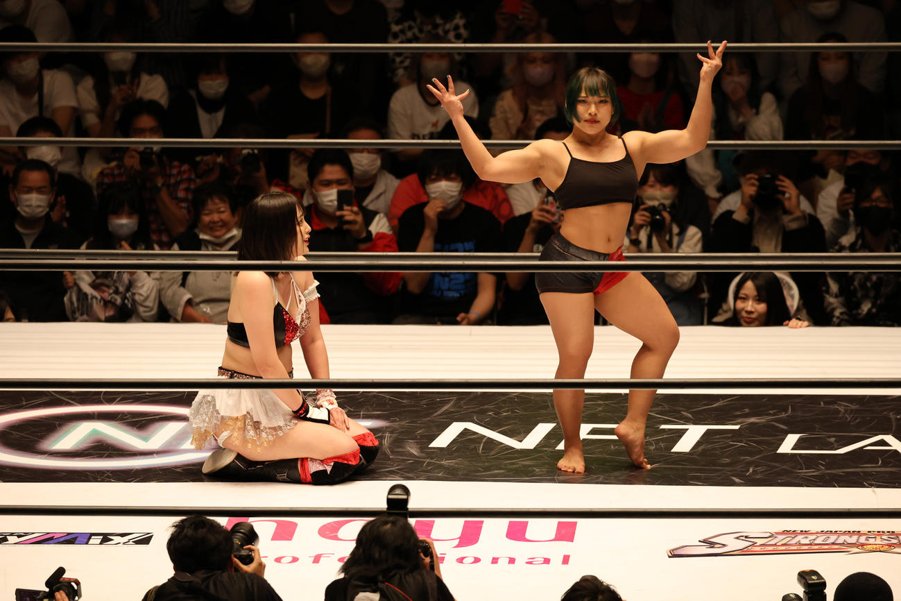 飯田沙耶（右）の筋肉を拝むひめか（撮影・渋谷征平）