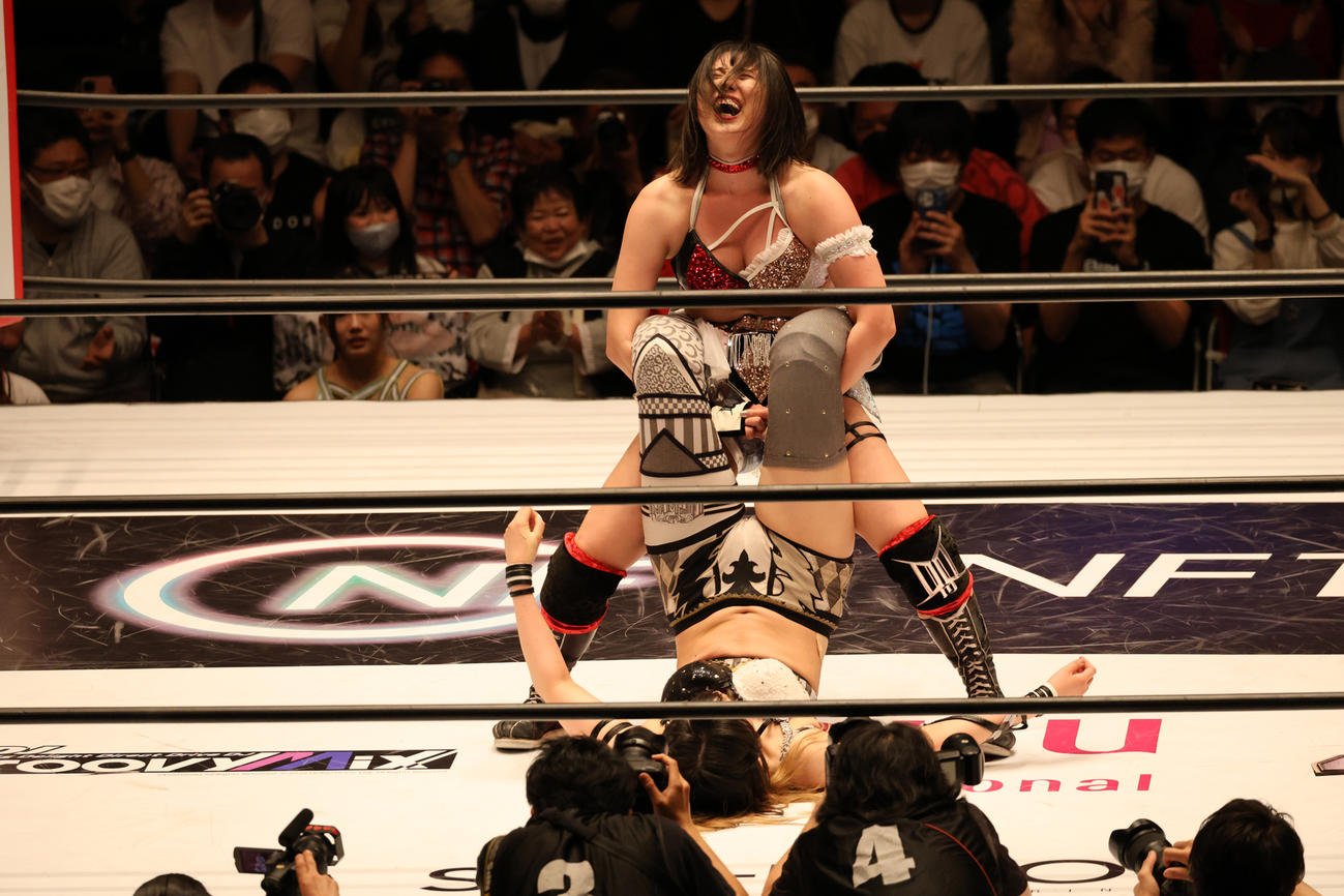 レディ・Cをジャイアントスイングで回そうとするひめか（撮影・渋谷征平）