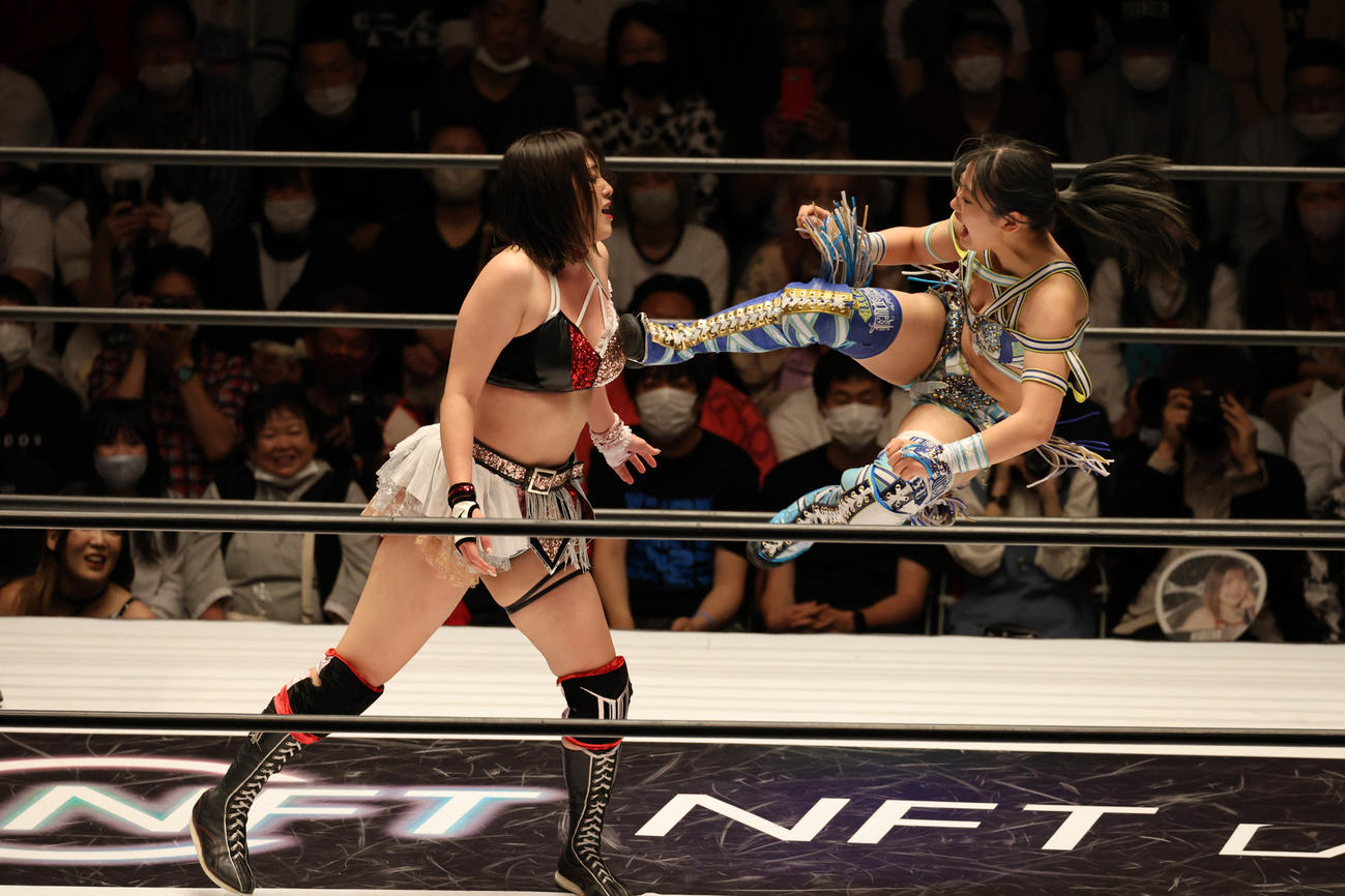 天咲光由（右）からドロップキックを浴びるひめか（撮影・渋谷征平）