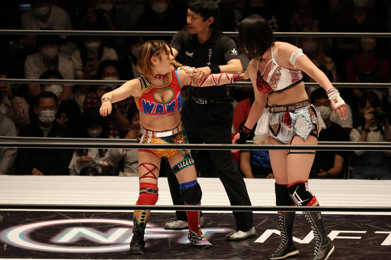 ひめか（右）と記念写真を撮らせてもらうも、1分が経過しデューク佐渡レフェリーに剥がされる月山和香（左）（撮影・渋谷征平）