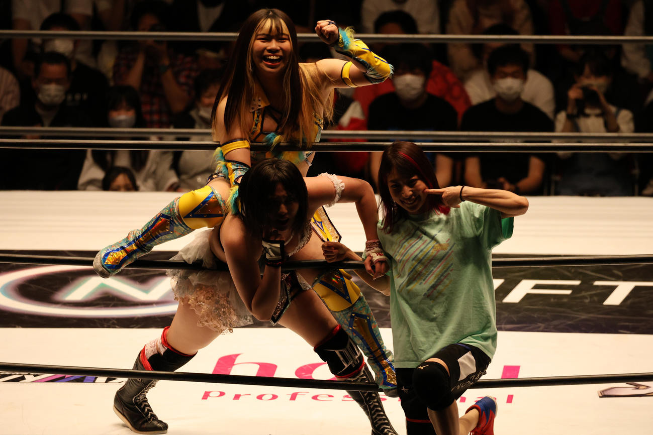 ひめかをロープに追い込み、記念写真を撮ってもらう羽南（左上）と向後桃（右）（撮影・渋谷征平）