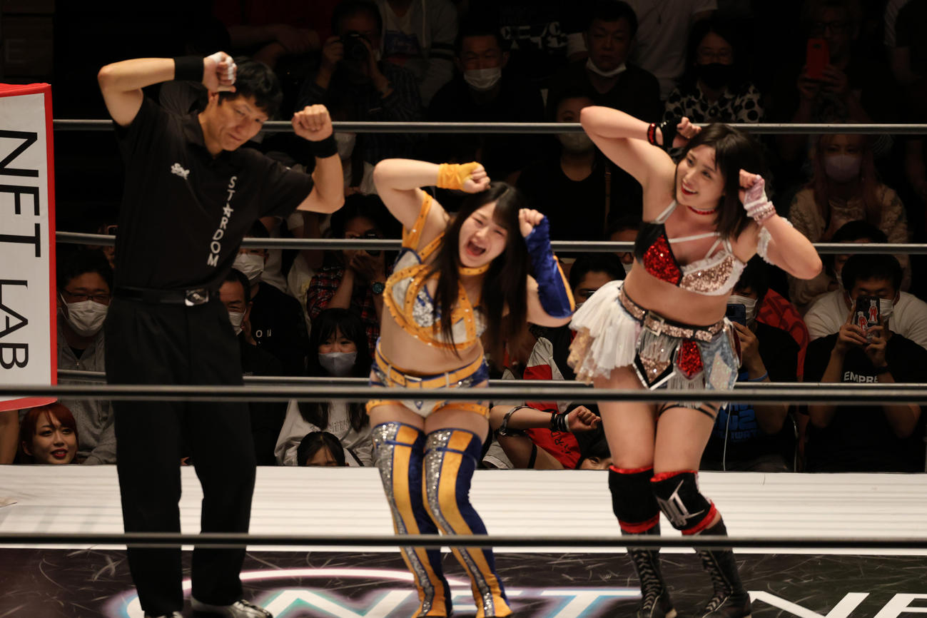 デューク佐渡レフェリー（左）とひめか（右）とクマポーズをとるコグマ（撮影・渋谷征平）