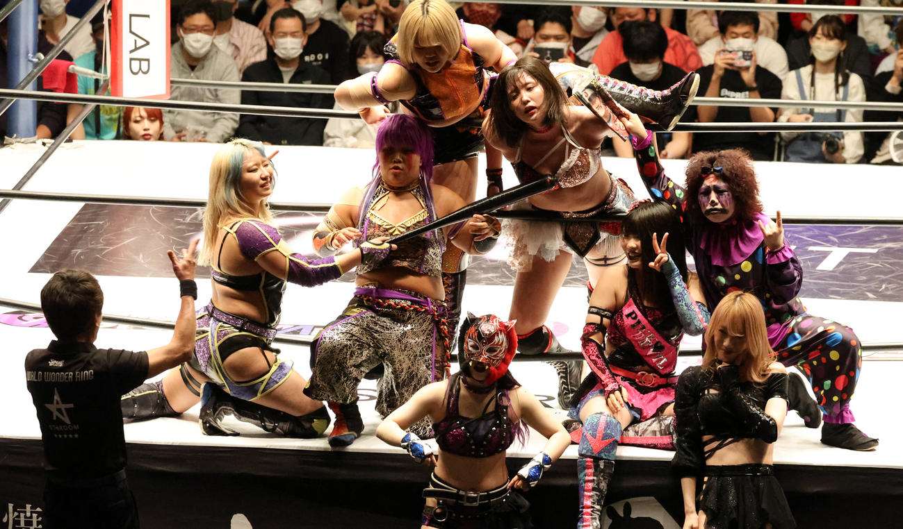 ひめかをロープ際に追い込み記念撮影する大江戸隊（撮影・渋谷征平）