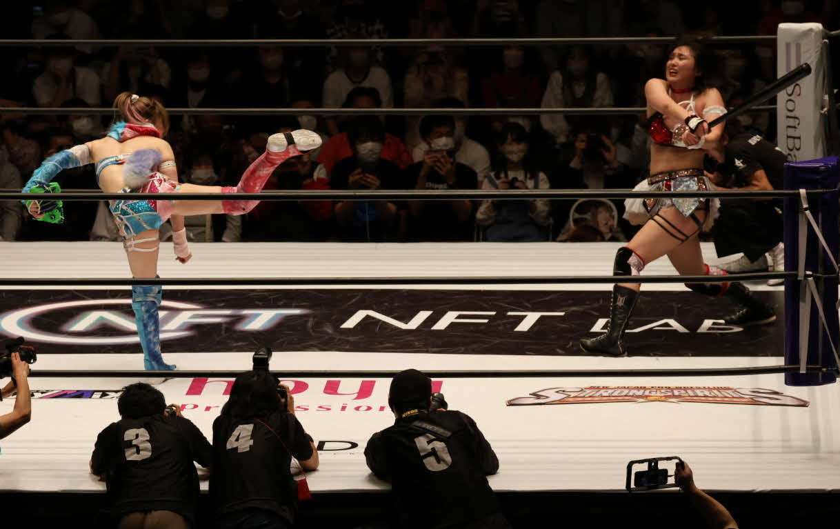 スターダム後楽園大会　岩谷麻優との対決で、岩谷の投げるボールを空振りするひめか（撮影・渋谷征平）
