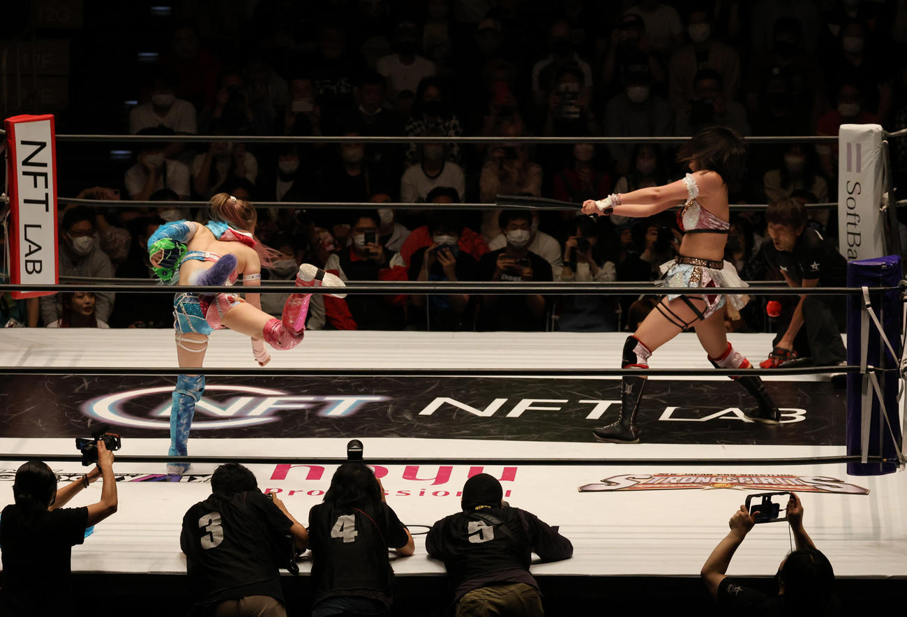 ひめか（右）に投球する岩谷麻優。初球は捕手の村山レフェリーの股間に直撃（撮影・渋谷征平）