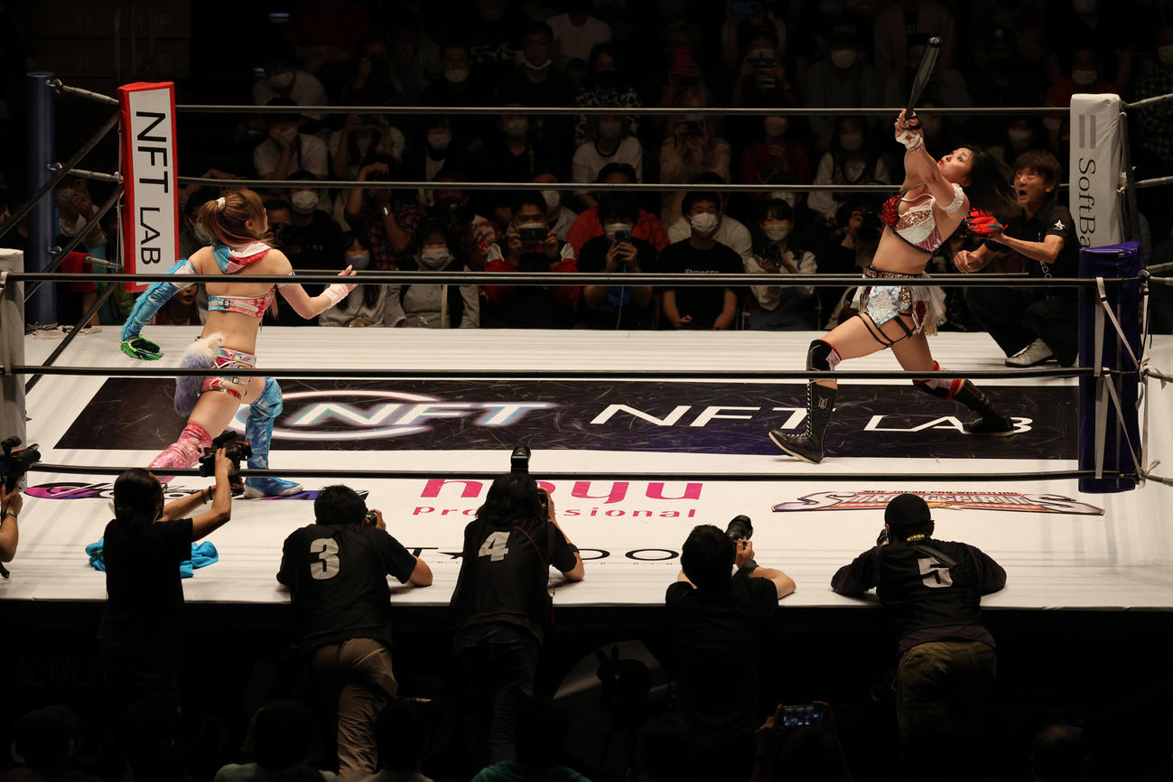 岩谷麻優の投球を豪快に打ち返すひめか（右）（撮影・渋谷征平）