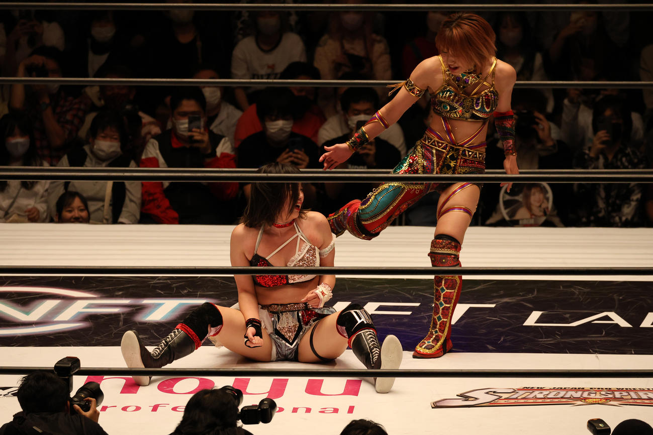 ひめかに強烈な蹴りを連発する朱里（右）（撮影・渋谷征平）