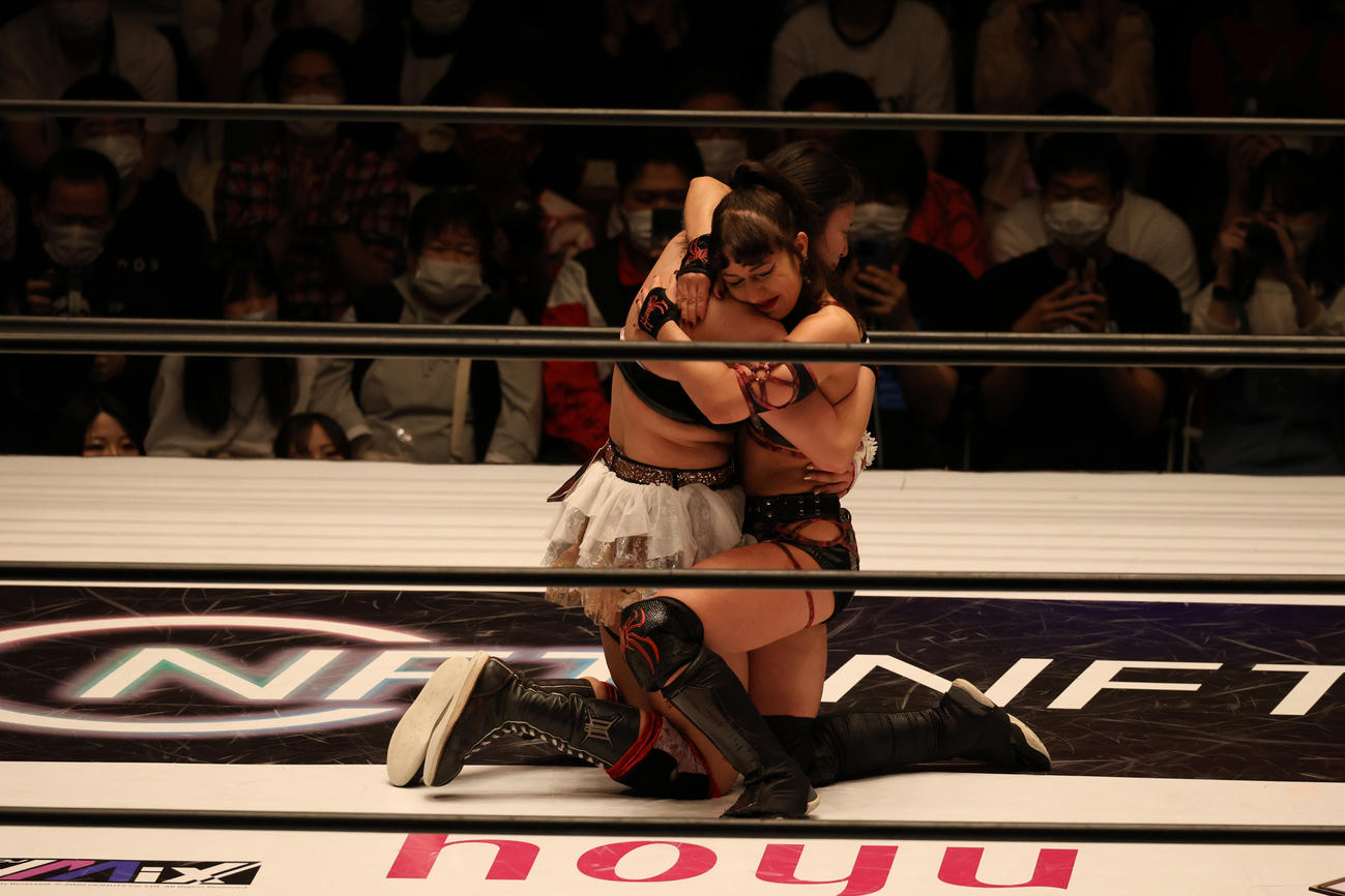 ひめかを抱きしめるテクラ（右）（撮影・渋谷征平）