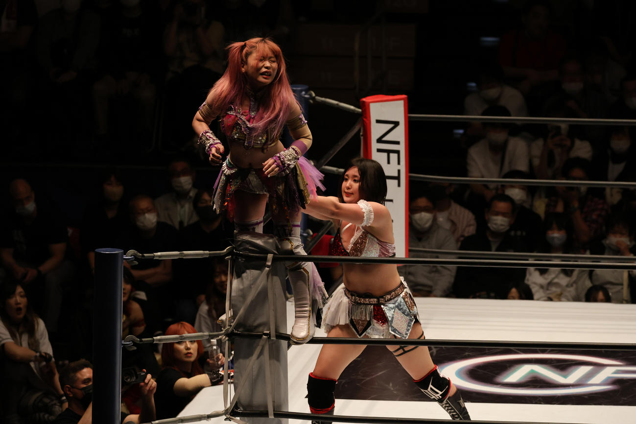 コーナートップでかわいいポーズを取る中野たむ（左）にボラギノールを食らわせるひめか（撮影・渋谷征平）