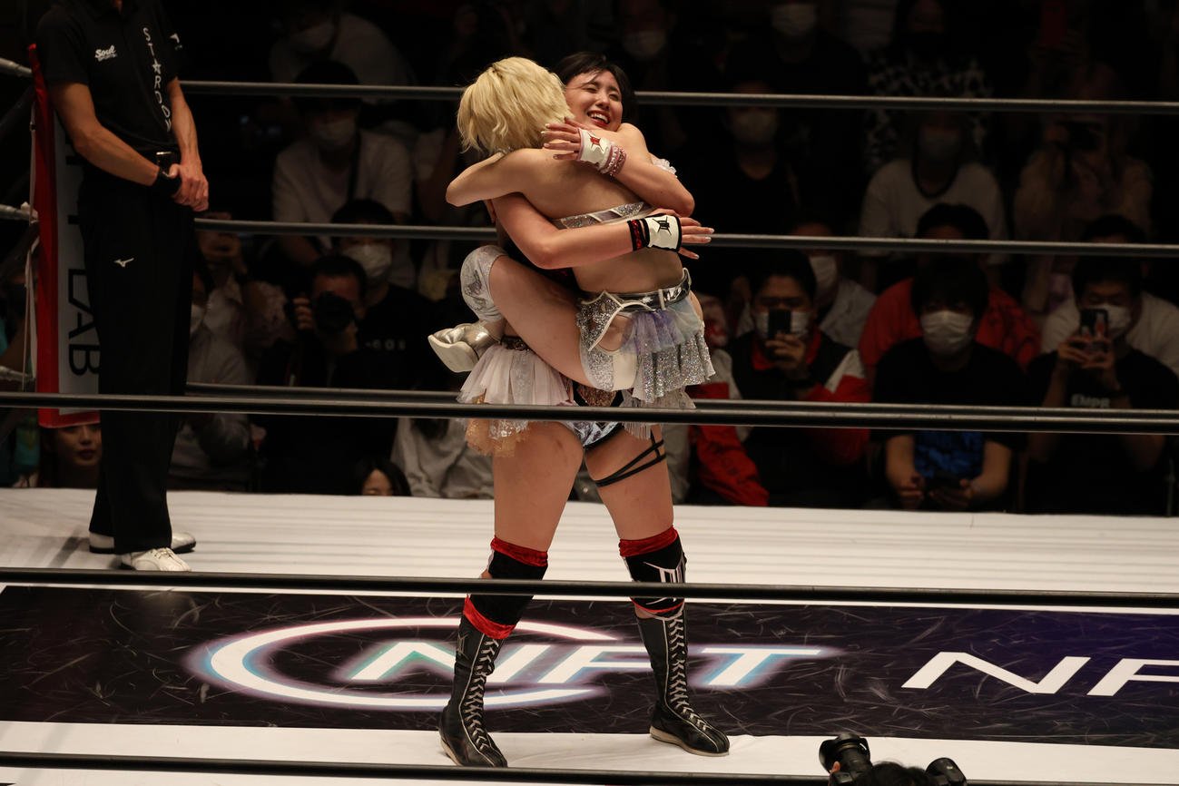 なつぽい（左）抱きしめるひめか（右）（撮影・渋谷征平）