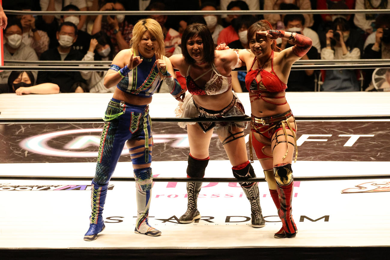 ひめか（中央）とロープ際で記念撮影する関口翔（左）と高瀬みゆき（右）（撮影・渋谷征平）