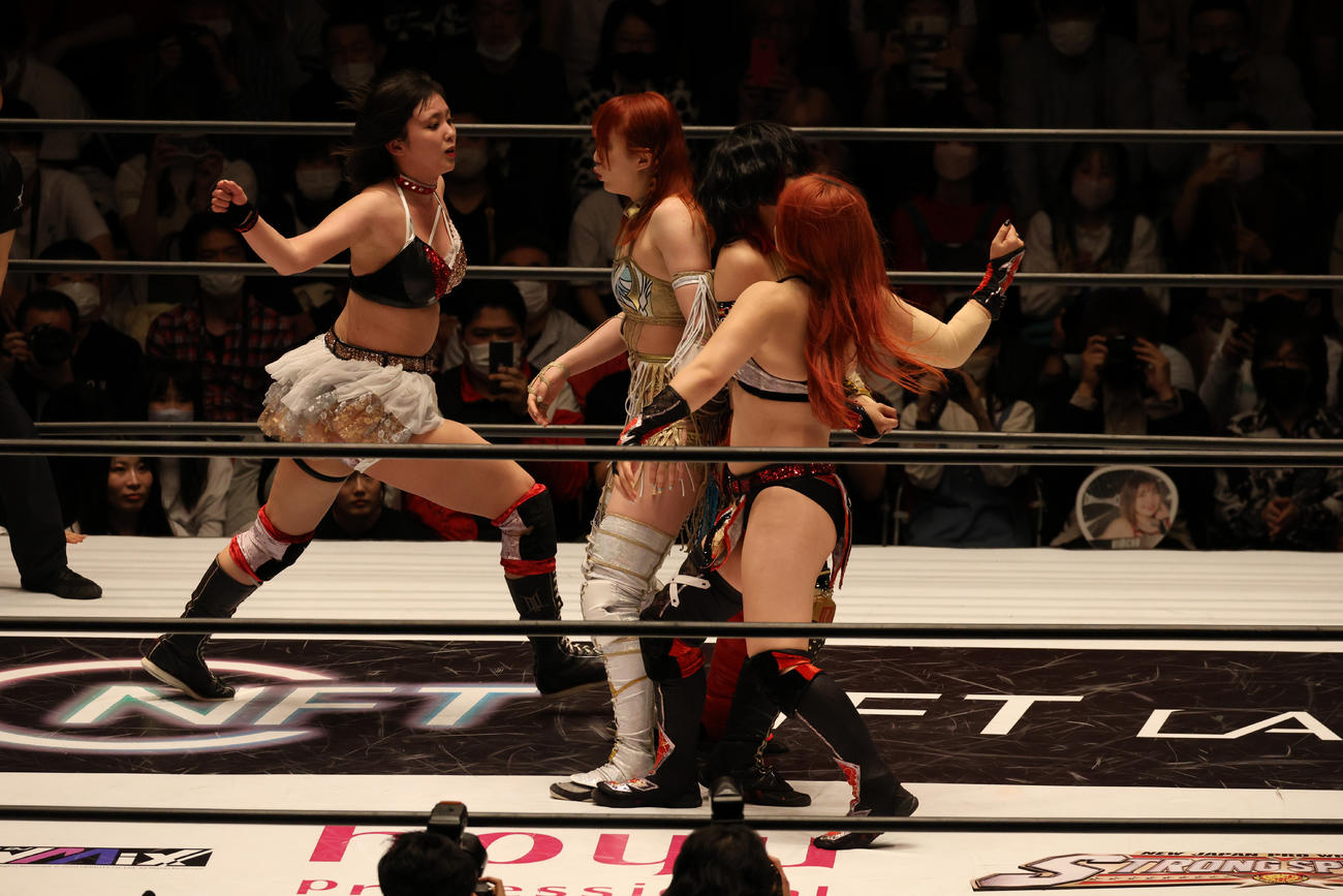 同時にラリアットを食らわせようとするひめか（左）と舞華（右）。中央左は上谷沙弥。中央右は林下詩美（撮影・渋谷征平）