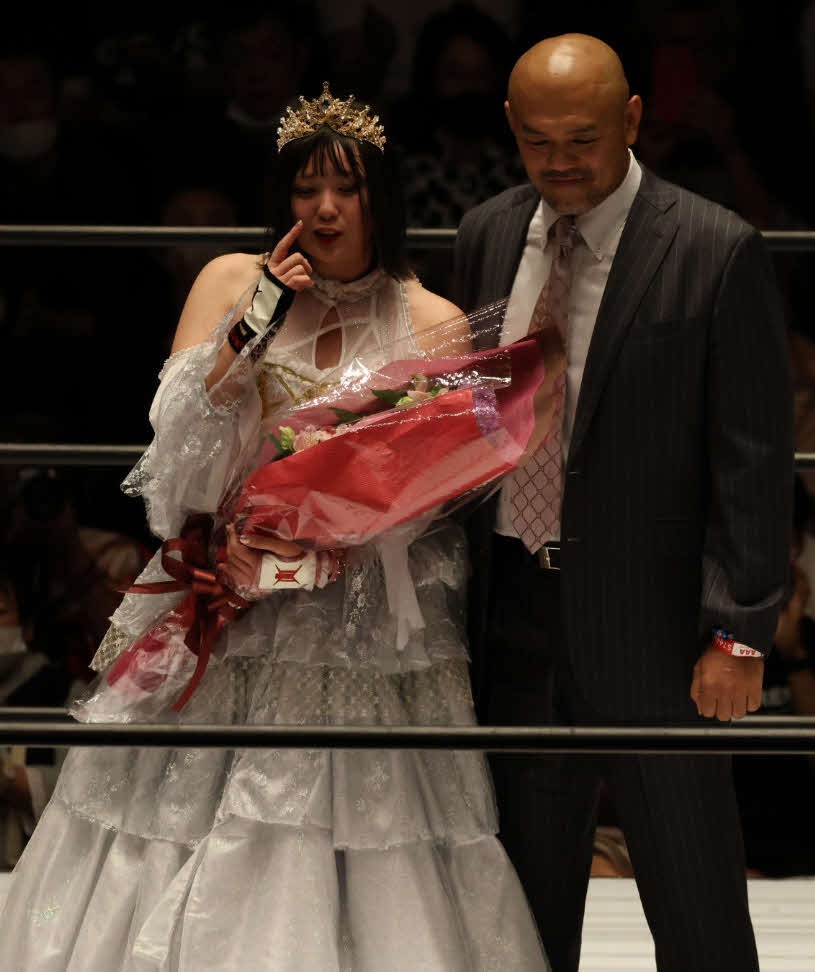 スターダム後楽園大会　引退セレモニーに登場したDDT秋山準（左）と記念撮影に応じるひめか（撮影・渋谷征平）