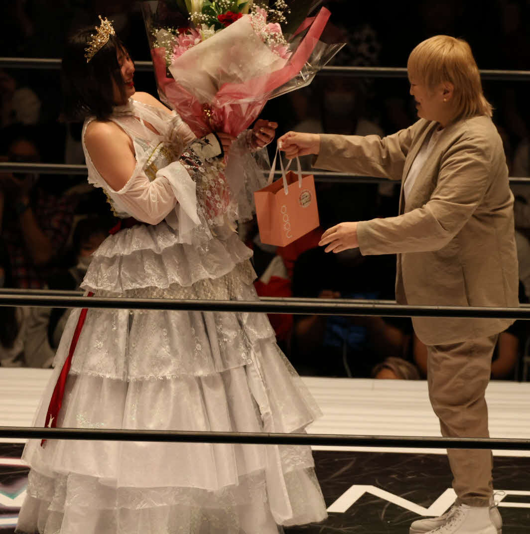 スターダム後楽園大会　引退セレモニーで堀田祐美子から花束を受け取るひめか（撮影・渋谷征平）