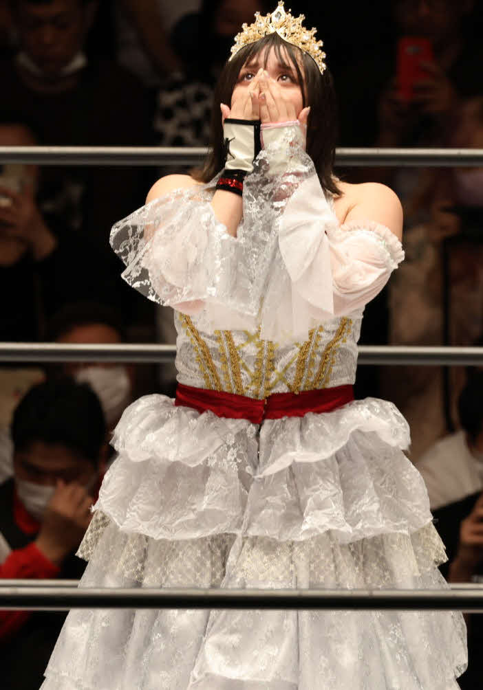 スターダム後楽園大会　引退セレモニーで感極まるひめか（撮影・渋谷征平）
