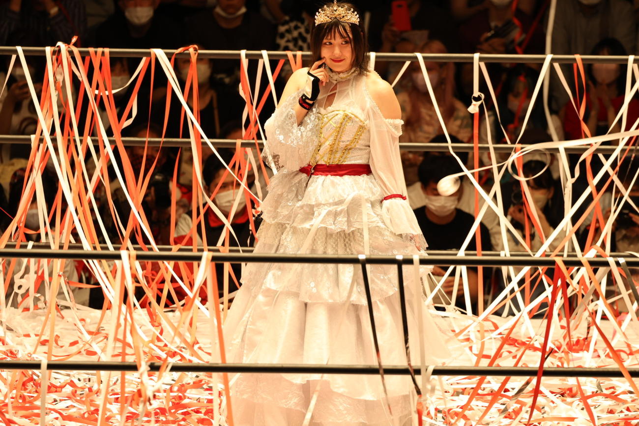 スターダム後楽園大会　引退セレモニーで投げ込まれた紙テープに笑顔を見せるひめか（撮影・渋谷征平）