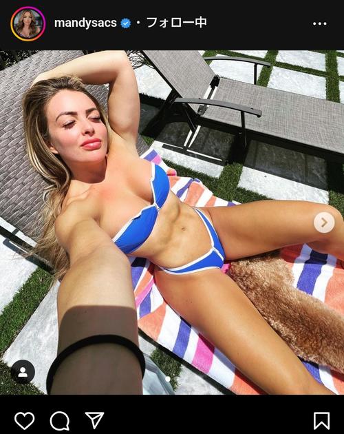 元WWE「妖艶女王」マンディ・ローズがビキニで日光浴写真を公開