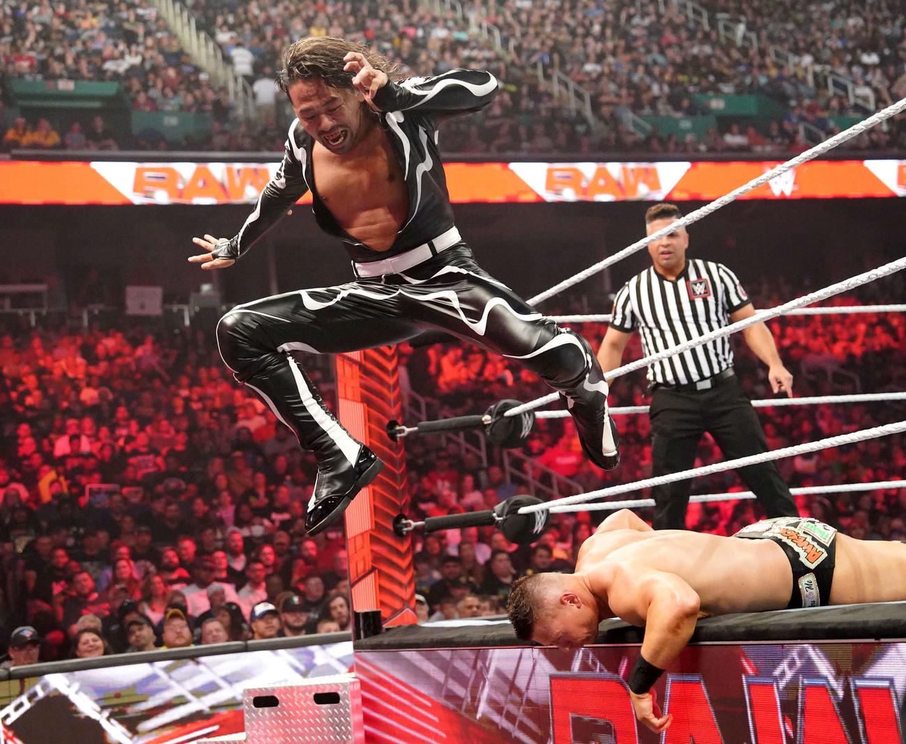 ザ・ミズ（下）に断崖式ニードロップを落とした中邑真輔（C）2023 WWE, Inc. All Rights Reserved.