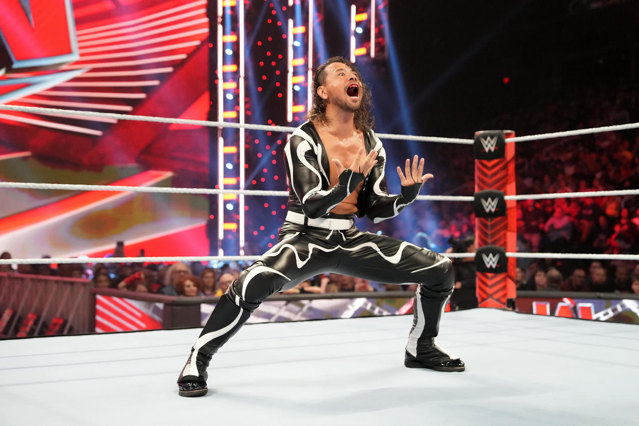 ザ・ミズに対し、挑発の「カモーン！！」ポーズを取った中邑真輔（C）2023 WWE, Inc. All Rights Reserved.