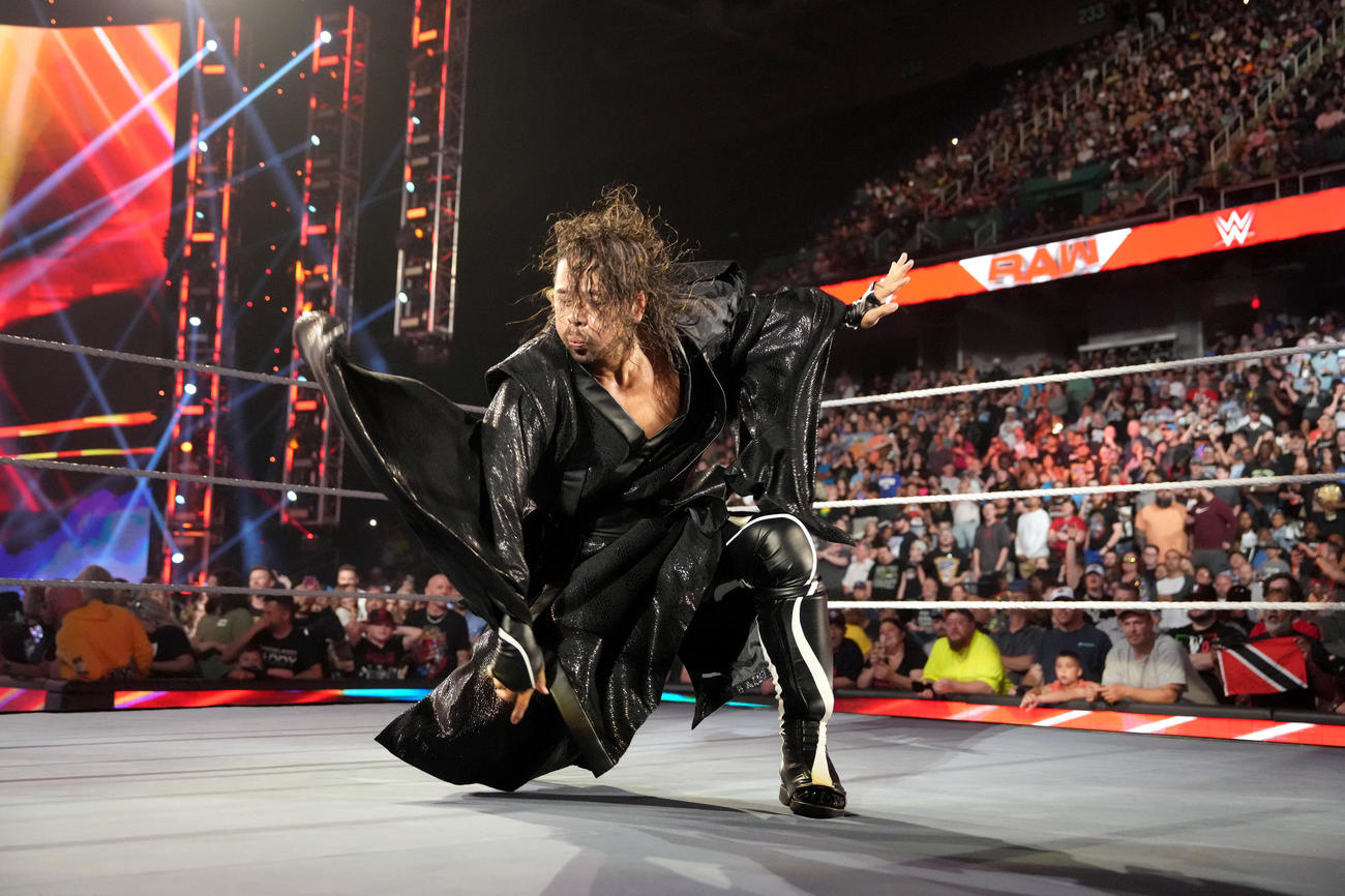 入場リングで「イヤァオ！」ポーズを取った中邑真輔（C）2023 WWE, Inc. All Rights Reserved.