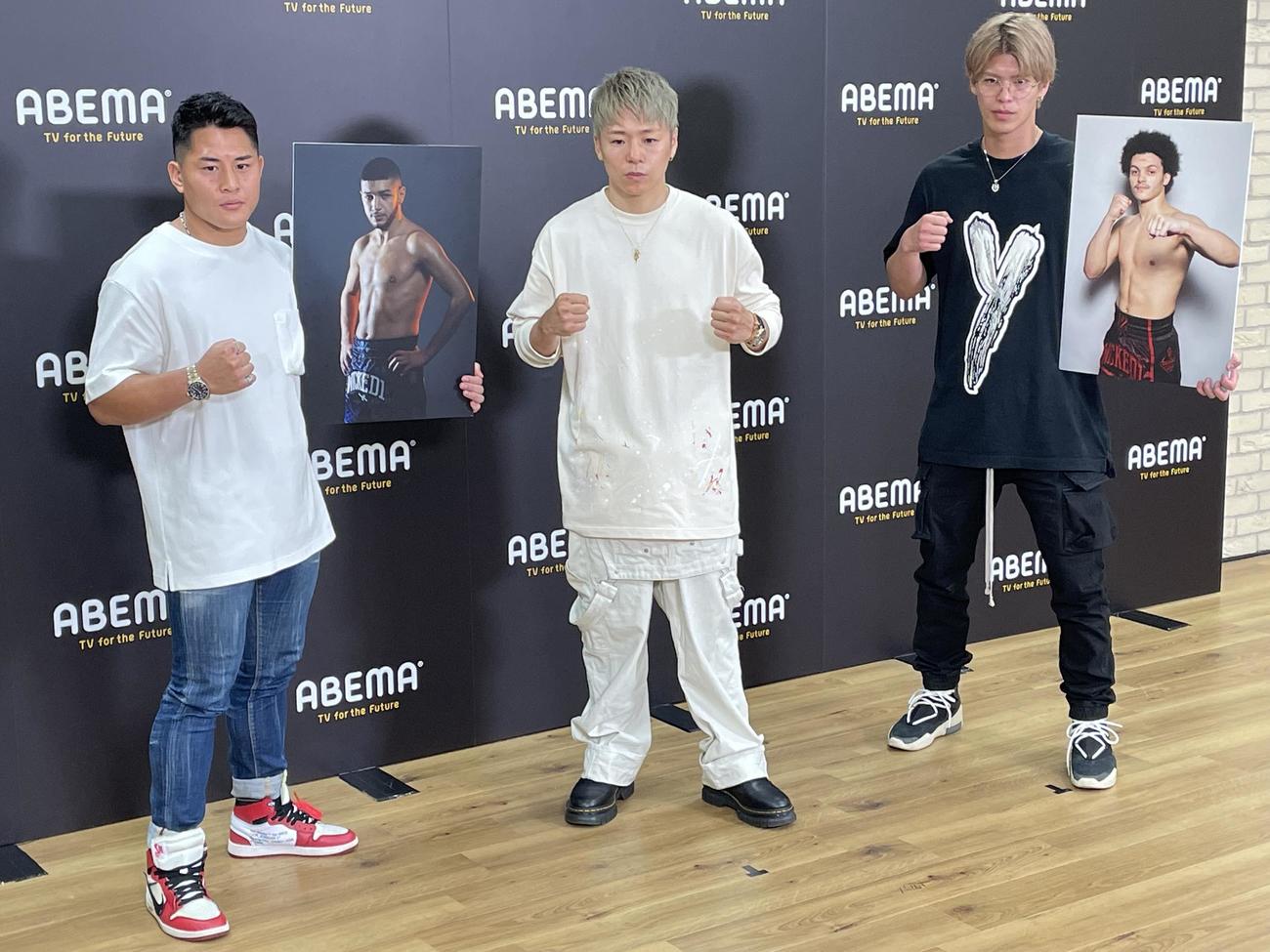 K－1の元3階級制覇王者・武尊とともに、Impact in Parisに参戦するRISE WORLD SERIES 2019 61kキロ級王者の白鳥（右）、元K－1 WORLD GPスーパー・フェザー級王者の大雅（左）は対戦相手の写真を手に撮影に応じる
