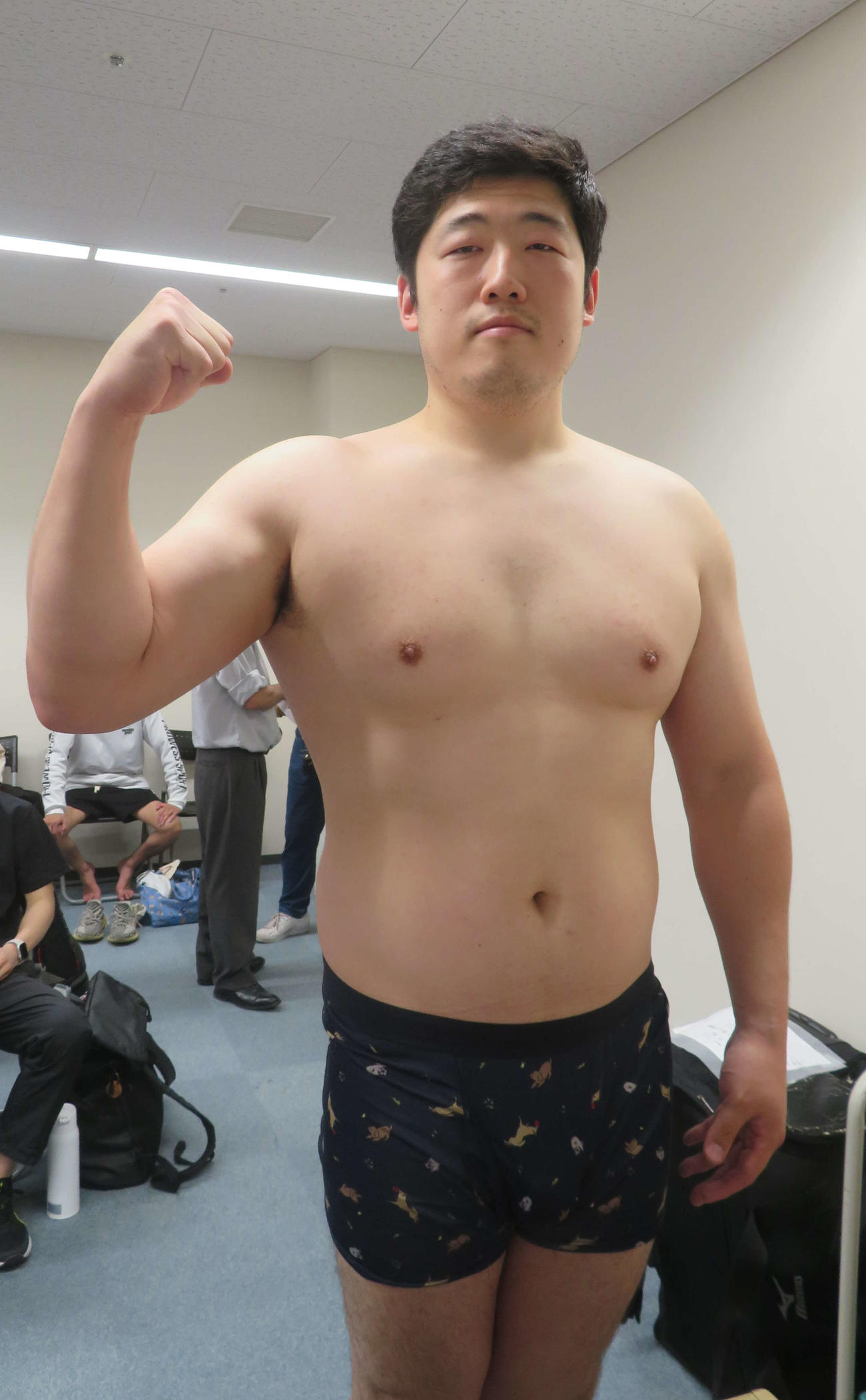 100・8キロで計量パスしたヘビー級の佐々木ホイップ