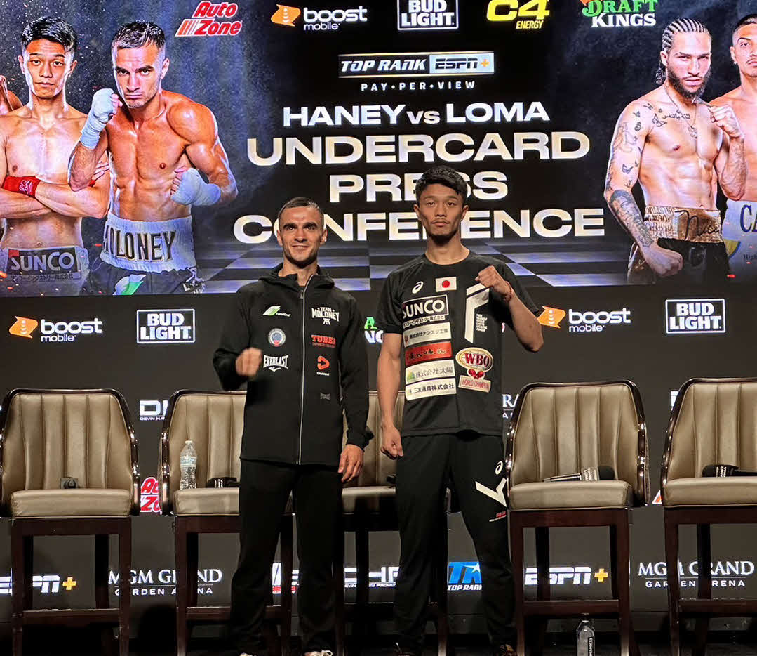 WBO世界スーパーフライ級王座決定戦に向けて最終記者会見に臨んだ同級1位中谷潤人（右）と同級2位アンドルー・モロニー（M・Tジム提供）