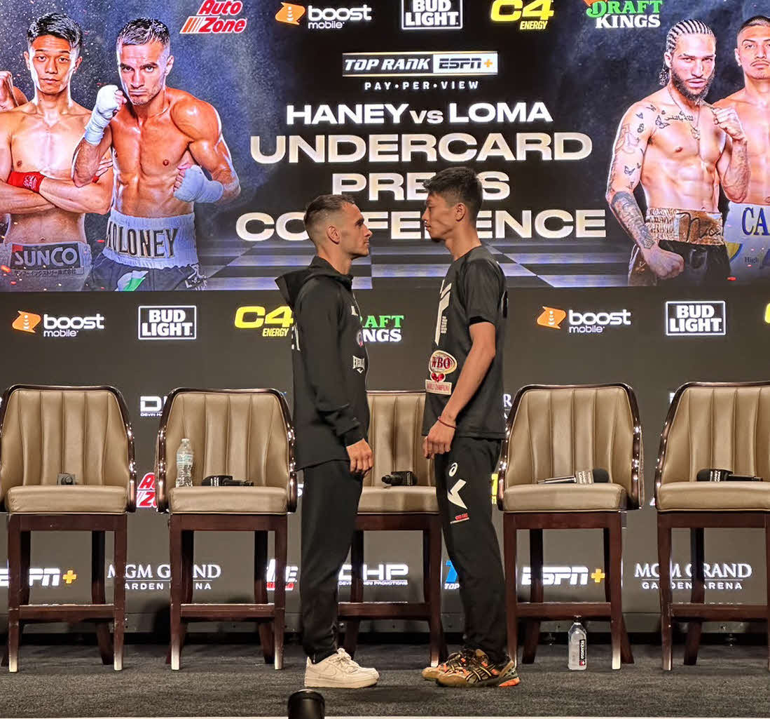 WBO世界スーパーフライ級王座決定戦の最終会見でにらみ合う同級1位中谷潤人（右）と同級2位アンドルー・モロニー（M・Tジム提供）