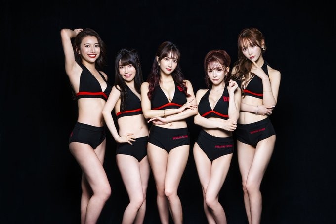 BreakingDownの大会に華を添える新たなBreaking Girlに決まった左から、さゆり、ゆでたまご、花咲レア、平瀬あいり（にゃいりん）、ひかる（BreakingDownのTwitterから）