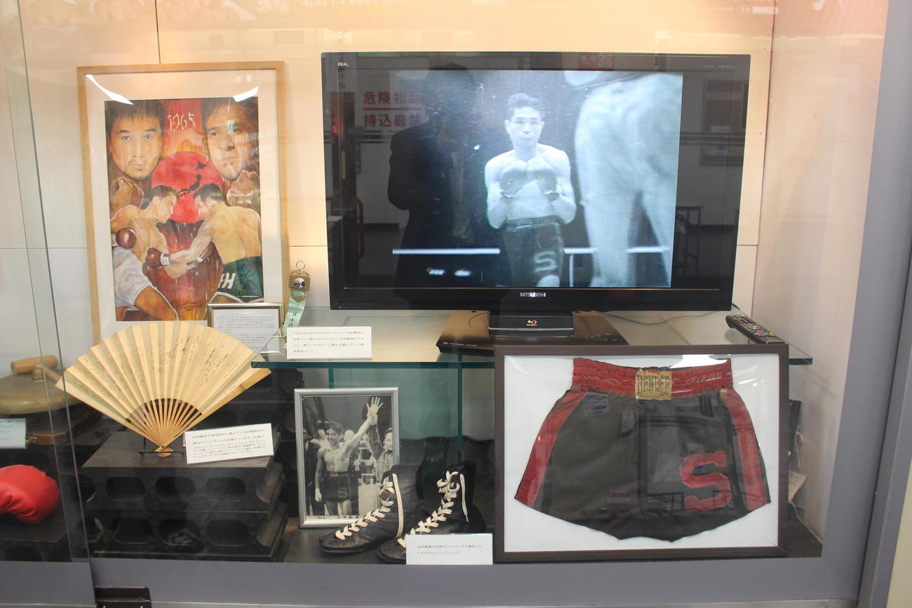 5月19日の「ボクシングの日」に東京・後楽園ホールの殿堂コーナーに、白井義男さんのトランクスや対戦相手のサイン入り扇子、ファイティング原田氏を描いた絵画など記念の品々が展示された（撮影・首藤正徳）