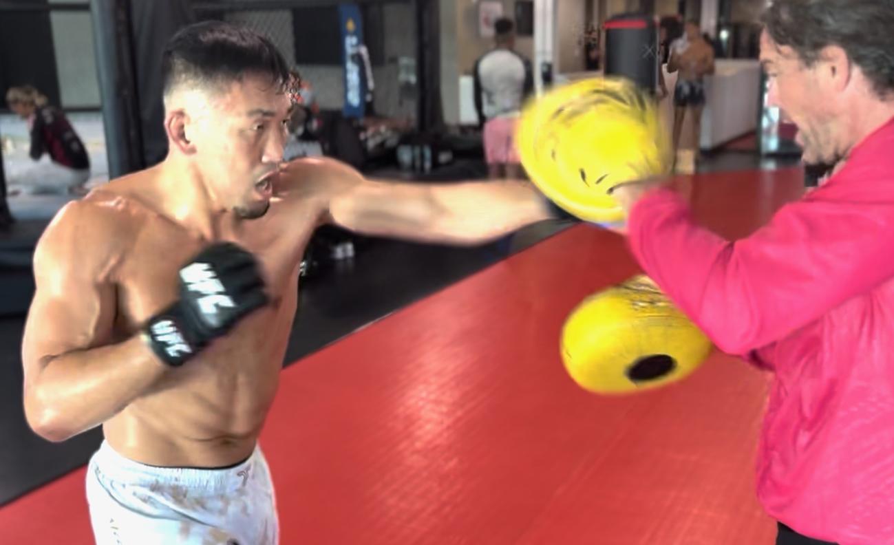 テンバ・ゴリンボ戦に向けて打撃トレーニングを積むUFCウエルター級の佐藤天（左）