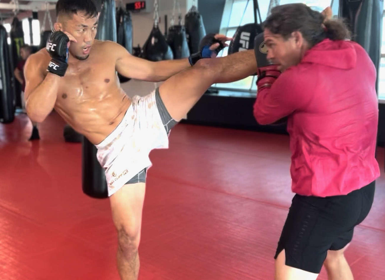 背水の陣となるテンバ・ゴリンボ戦に向けた調整するUFCウエルター級の佐藤天（左）