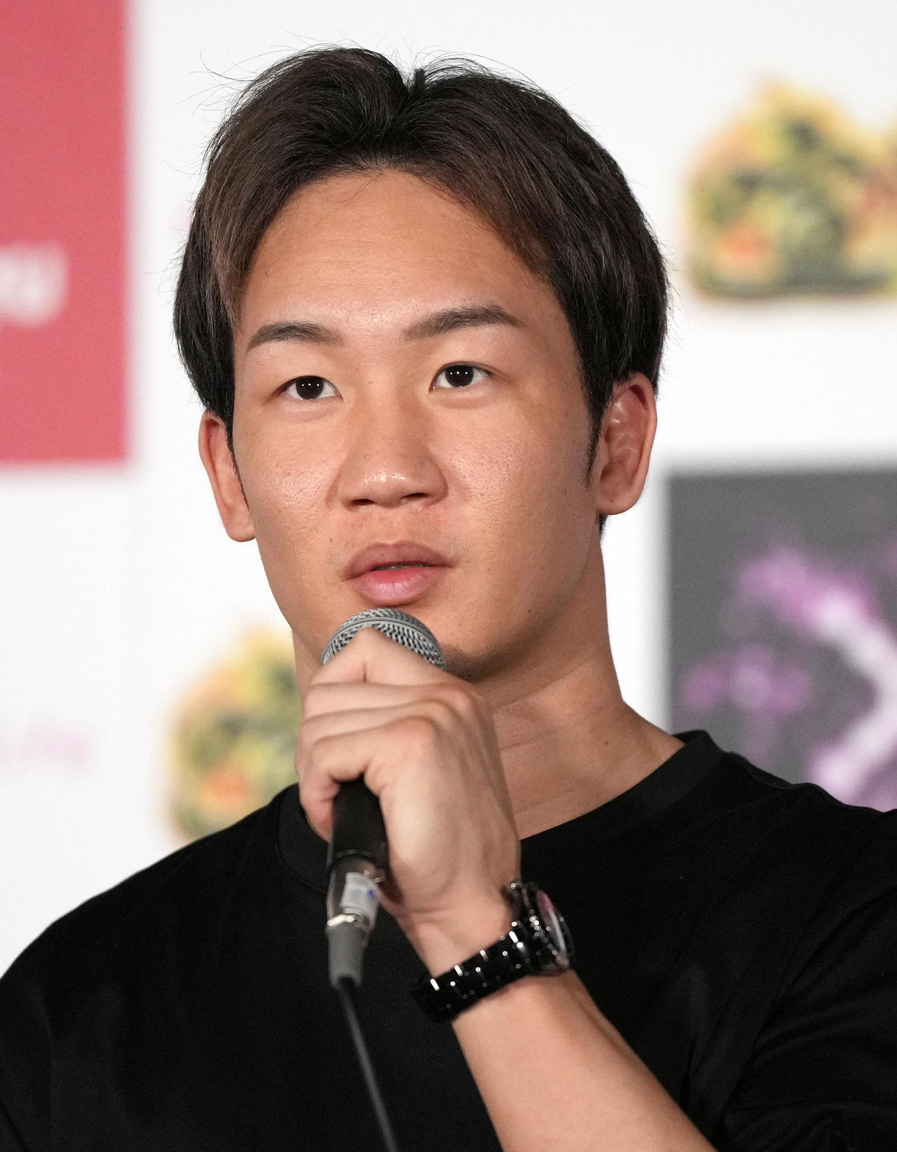 ブレイキングダウン8の前日会見であいさつする朝倉（撮影・狩俣裕三）