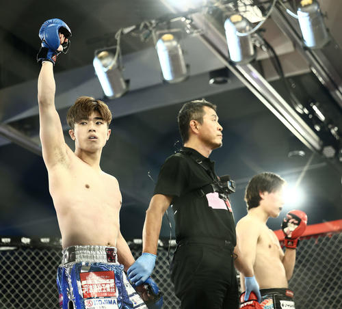 山川そうき（右）に勝利する西島恭平（撮影・河田真司）