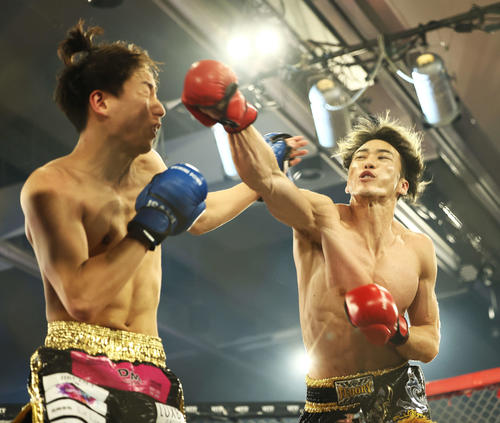 七原嘉輝対イヌイサン　七原嘉輝（左）を攻めるイヌイサン（撮影・河田真司）
