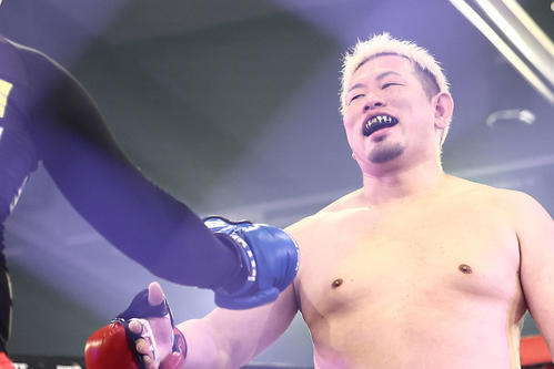 邪鬼対かずややねんけど　邪鬼（左）に判定勝利するかずややねんけど（撮影・河田真司）
