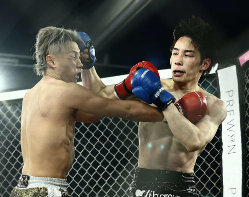 激しく打ち合う冨沢大智（左）と戸塚悠人（撮影・河田真司）